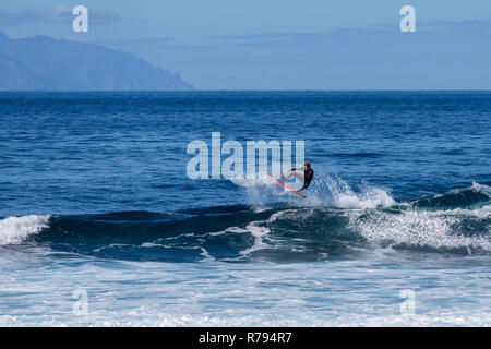 Punta Blanca, Alcala, Teneriffa. Surfer in Aktion an der Westküste von Teneriffa, Kanarische Inseln, Spanien. Stockfoto