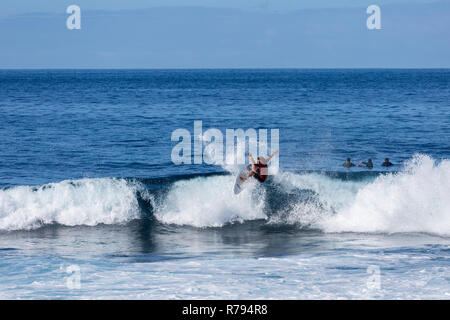 Punta Blanca, Alcala, Teneriffa. Surfer in Aktion an der Westküste von Teneriffa, Kanarische Inseln, Spanien. Stockfoto