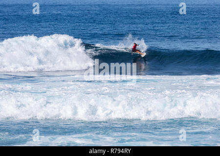 Punta Blanca, Alcala, Teneriffa. Surfer in Aktion an der Westküste von Teneriffa, Kanarische Inseln, Spanien. Stockfoto