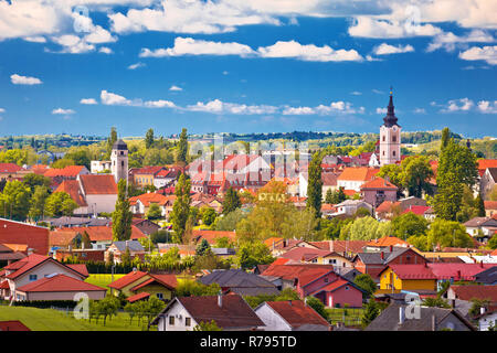 Stadt Krizevci bewölkt Skyline und grüne Landschaft, Region Prigorje, Kroatien Stockfoto