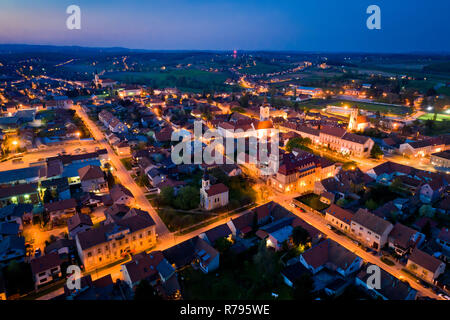 Stadt Krizevci Antenne panorama Nachtaufnahme, Prigorje Region von Kroatien Stockfoto