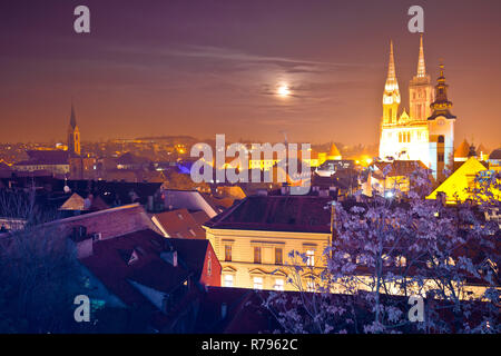 Kathedrale von Zagreb und Stadtbild abend Advent, berühmte Sehenswürdigkeiten der kroatischen Hauptstadt Stockfoto