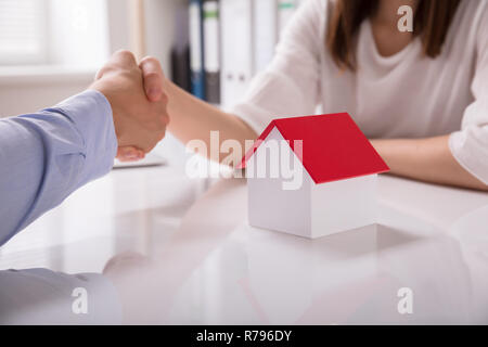 Immobilienmakler zitternden Hand mit seinem Client Stockfoto