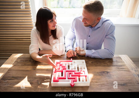 Zwei Geschäftsleute Lösung Labyrinth Puzzle Stockfoto