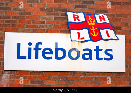 RNLI Rettungsboote Schild an Außenwand UK Stockfoto