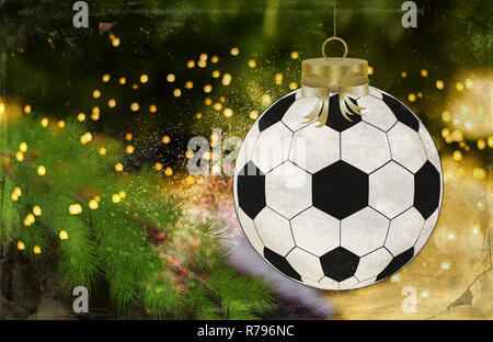 Fußball christmas ball hängen an der Tanne Zweig Stockfoto