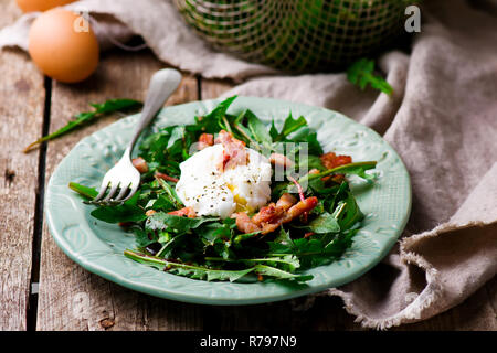 Kartoffelsalat mit Löwenzahn. selektive Fokus Stockfoto