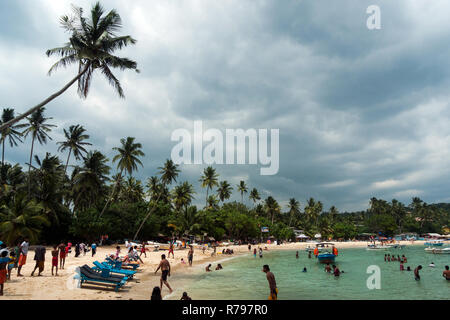 Sri Lanka, Unawatuna, 02.02.2014: Unawatuna Beach mit vielen Touristen schwimmen im Meer Stockfoto