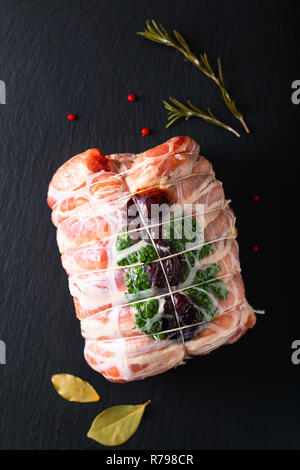 Essen Konzept hausgemachte raw gefülltes Schweinefilet auf schwarzem Schiefer Platte mit Kopie Raum Stockfoto