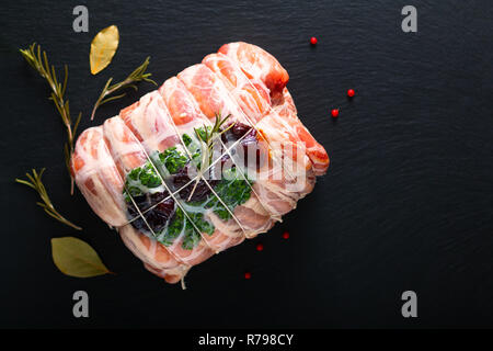 Essen Konzept hausgemachte raw gefülltes Schweinefilet auf schwarzem Schiefer Platte mit Kopie Raum Stockfoto