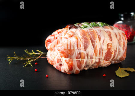 Essen Konzept hausgemachte raw gefülltes Schweinefilet auf schwarzem Schiefer Platte mit Kopie Raum Stockfoto