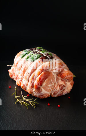 Essen Konzept hausgemachte raw gefülltes Schweinefilet auf schwarzem Schiefer Platte mit Kopie Raum Stockfoto