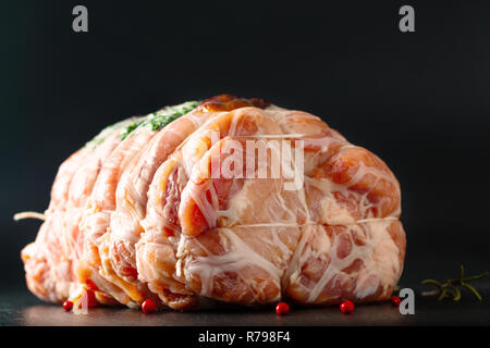 Essen Konzept hausgemachte raw gefülltes Schweinefilet auf schwarzem Schiefer Platte mit Kopie Raum Stockfoto