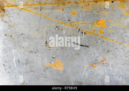 Grau grunge zerkratzt Blech Hintergrund. Abgenutzte stahl Oberflächenstruktur mit gelber Farbe. Stockfoto