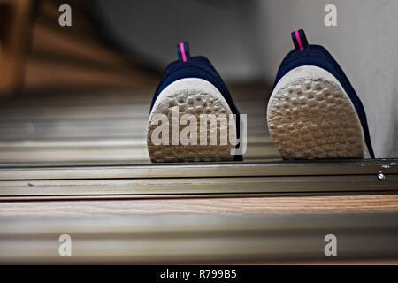 Nahaufnahme von Runner sneakers im Obergeschoss, Schritt zu neuem Leben. Konzeptionelle Bild des Erfolgs - Bild Stockfoto