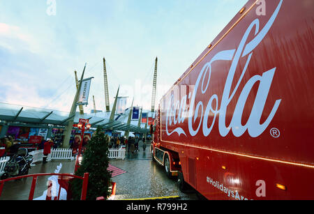 Eine allgemeine Ansicht der Coca-Cola Truck außerhalb der Arena zu Beginn des Tages eine der Hauptstadt Jingle Bell Ball mit Coca-Cola in der Londoner O2 Arena. PRESS ASSOCIATION Foto. Nacht der Fall sah Leistungen von Liam Payne, Rita Ora, Ellie Goulding und David Guetta. Bild Datum: Samstag, Dezember 8, 2018. Siehe PA Geschichte showbiz Jingle Bell. Foto: Ian West/PA-Kabel Stockfoto