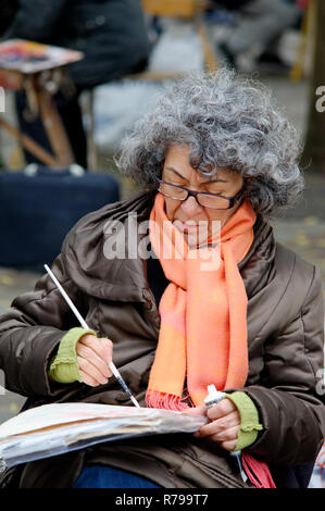 Street Scene: weibliche Künstler im Freien arbeiten, Paris, Montmartre Stockfoto