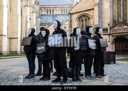 YORK, Großbritannien - 8. Dezember 2018. Mitglieder des Würfels der Wahrheit Vegan protest Gruppe in Guy Fawks Masken und Protestieren über Grausamkeit zu Tieren. Stockfoto