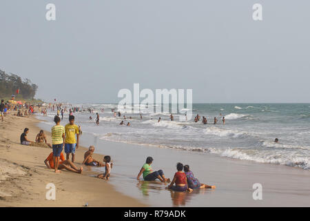 Eine riesige Menschenmenge in Arambol Beach in Goa, Indien. Stockfoto