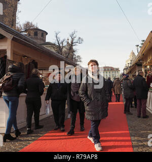 TURIN, Italien - ca. Dezember 2018: Menschen bei Weihnachtsmarkt Stockfoto