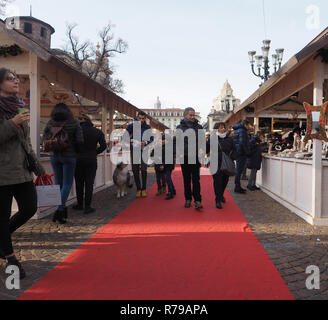TURIN, Italien - ca. Dezember 2018: Menschen bei Weihnachtsmarkt Stockfoto