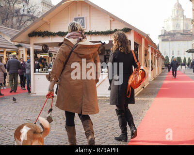 TURIN, Italien - ca. Dezember 2018: Menschen bei Weihnachtsmarkt Stockfoto