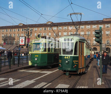 TURIN, Italien - ca. Dezember 2018: Vintage 2759 und 447 Straßenbahn in Turin Trolley Festival Stockfoto