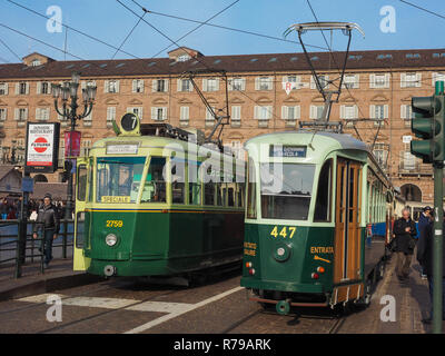 TURIN, Italien - ca. Dezember 2018: Vintage 2759 und 447 Straßenbahn in Turin Trolley Festival Stockfoto