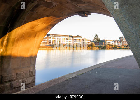 Lange Belichtung Bild der Victoria Embankment in Nottingham, UK bei Sonnenuntergang im Herbst Stockfoto