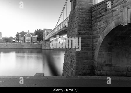 Lange Exposition der Brücke in Nottingham, UK, mit reflektierenden Lichtern und Damm Stockfoto