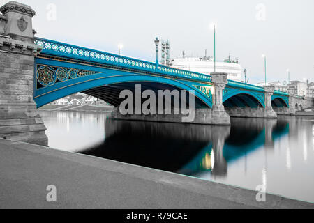 Lange Exposition der Brücke in Nottingham, UK, mit reflektierenden Lichtern und Damm Stockfoto