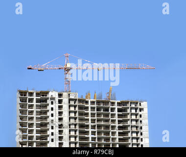 Großer Hub tower Crane über die Oberseite der Bauindustrie unter wolkenlosem Himmel Stockfoto