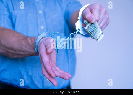 Die verhafteten Kriminellen will die Polizei Vertreter zu bezahlen. Handschellen an den Handgelenken der inhaftierten Menschen. Police Division. Stockfoto