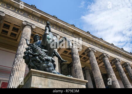 Der Löwe Fighter equestrian Bronzestatue von Albert Wolff von 1858 vor dem Alten Museum in Berlin, Deutschland Stockfoto