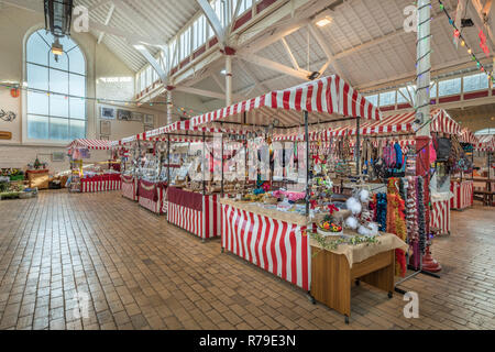 Die historische Pannier Market in Bideford wurde 1884 erbaut der Fischmarkt, Metzgerei Stände und Corn Exchange. Die Bauern Ehefrauen brachten Produ Stockfoto