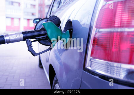 Mann pumpen Benzin im Auto an der Tankstelle - Transport und Ownership Konzept Stockfoto