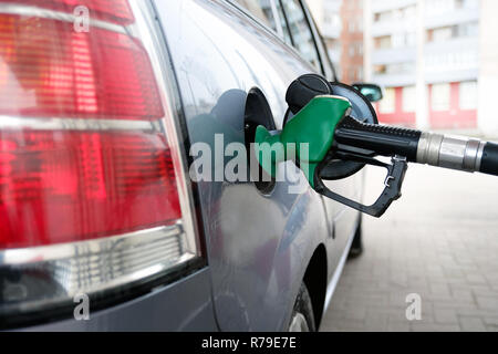 Mann pumpen Benzin im Auto an der Tankstelle - Transport und Ownership Konzept Stockfoto