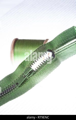 Vintage Holz Spool-Thread und Metall-Reißverschluss-Still-Leben Stockfoto
