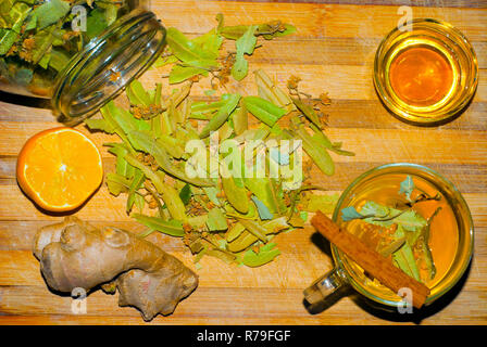 Getrocknete Lindenblüten mit Zitronensaft, Honig, Ingwer und Zimt Stick für Linden Tee. Stockfoto