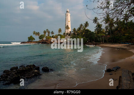 Sri Lanka, Dondra, 02.10.2014: die Bucht von Dondra vom Strand mit dem Leuchtturm im Hintergrund fotografiert. Stockfoto