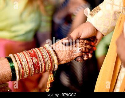 Braut & Bräutigam Hand' in indischen Hochzeit Stockfoto