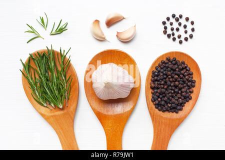 Knoblauch mit Rosmarin und schwarzen Pfeffer weiss. Stockfoto