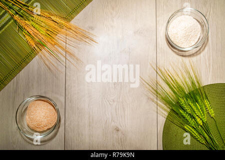 Küche Brot, das Holz- Hintergrund mit Schalen aus Weizen und frische ganze Körner Stockfoto
