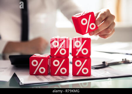 Unternehmer Gebäude würfelförmige Blöcke mit Prozentzeichen Stockfoto