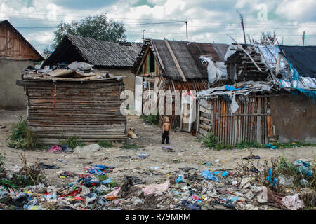 Ukrainische Slum. Ein großer gypsy Siedlung in Grenze Beregszasz. Beregovo Stadt. September, 2011. Stockfoto