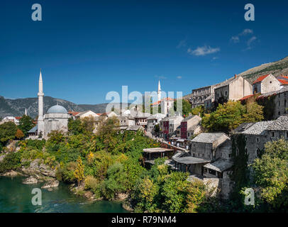 Fluss Neretva und die Altstadt von Mostar Bosnien anzeigen Stockfoto