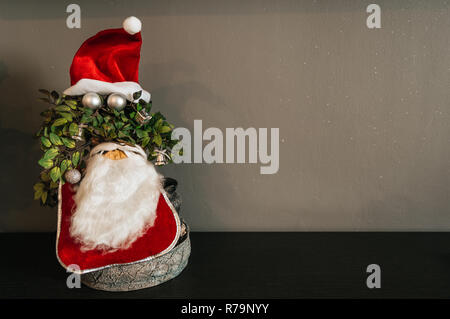 Anlage mit Santa Claus Kostüm eingerichtet. Haus mit atypischen Weihnachtsdekoration. Konzept der improvisierten Dekoration mit kopieren. Stockfoto