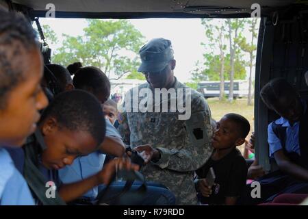 Kapitän Andre Stevenson, mit dem 1/150th Assault Helicopter Bataillon, gibt Studenten aus doppeltem Kopf ländlichen Grundschule eine Tour von-60 Blackhawk Hubschrauber, 12. April 2017, im Doppelzimmer Kopfkohl, Belize. Stevenson ist die Teilnahme an einer Community Relations Veranstaltung zur Unterstützung der über den Horizont 2017. Über den Horizont hinaus ist ein US Southern Command - geförderte, Armee südlich-led-Übung für humanitäre und technische Dienstleistungen für die Gemeinschaften in der Notwendigkeit, die Unterstützung der USA für Belize zur Verfügung zu stellen. Stockfoto