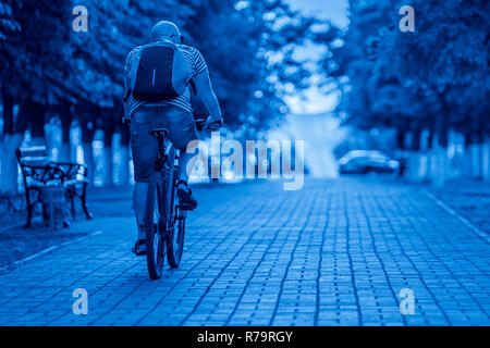 Junger Mann langsam entlang der Avenue. im Sommer. Stockfoto