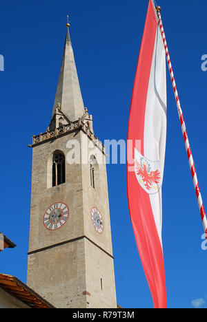 Pfarrkirche von Kaltern an der Südtiroler Weinstraße. Kaltern an der Weinstraße (Italienisch: Caldaro sulla Strada del Vino), häufig abgekürzt als K Stockfoto